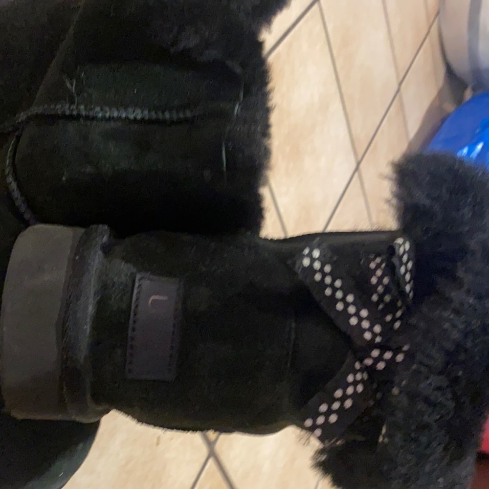 Ugg’s shorts with black and white bow